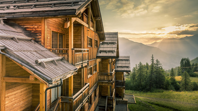 Lever de soleil sur les chalets de Puy-Saint-Vincent