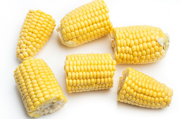 Maíz en trozos sobre fondo blanco. Vista superior y de cerca