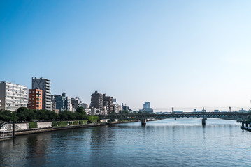Obraz premium TOKYO, JAPAN - June 22, 2018: Tokyo Railway bridge and blue sky.