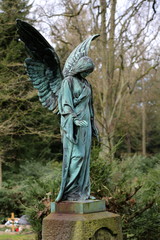 Grabstein mit Engel auf einem Friedhof in Frankfurt