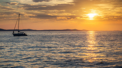 Schiffe im Sonnenuntergang am Meer bei Zadar