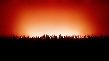 Jubelndes Publikum bei Konzert in rotem Licht