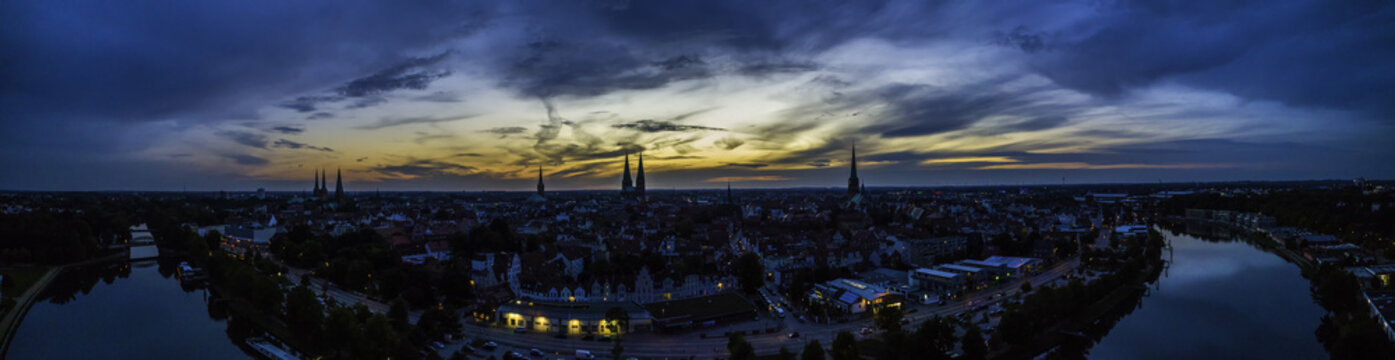 Lübecks Skyline zur blauen Stunden