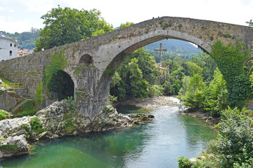 Fototapeta na wymiar Puente en Cangas de Onis Asturia España 