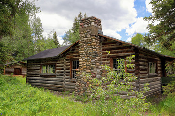 Fototapeta na wymiar Abandoned log cabin in the wilderness