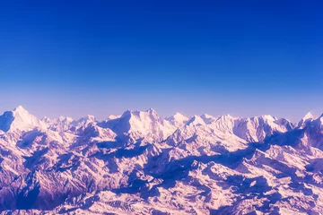 Papier Peint photo autocollant Annapurna Montagnes de l& 39 Himalaya au Népal, vue sur le petit village de Braga sur le circuit de l& 39 Annapurna au coucher ou au lever du soleil