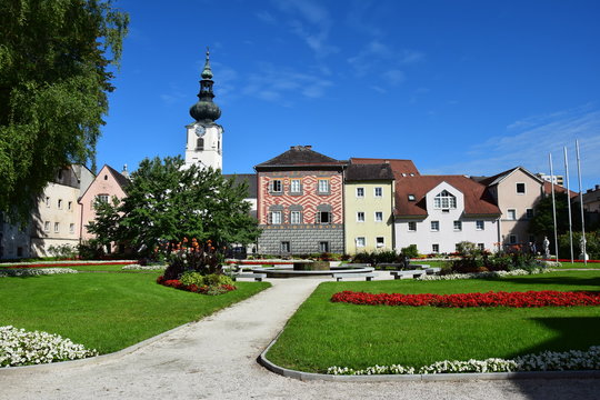 Burggarten von Wels mit der Stadtpfarrkirche 