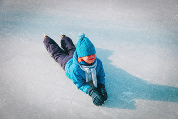 Fototapeta na wymiar happy boy learning to skate in winter, enjoy sport