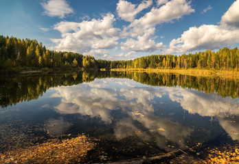 осенний пейзаж на озере с березовым лесом на берегу, Россия, Урал, сентябрь © 7ynp100