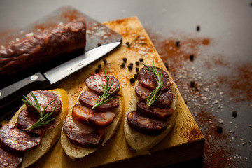 Chorizo con pan cortado para comer