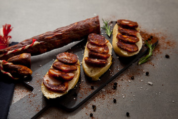 Chorizo de ciervo presentado en la mesa