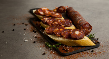 Chorizo artesanal de ciervo con pan