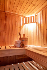 eine kleine private finnische Sauna mit Zubehör