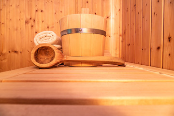 eine kleine private finnische Sauna mit Zubehör