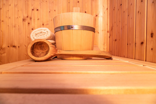eine kleine private finnische Sauna mit Zubeh&ouml;r