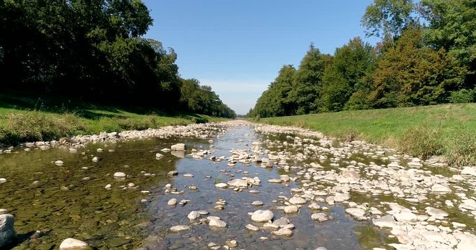 Flug &uuml;ber das fast ausgetrocknete Flussbett der Dreisam in der March im Breisgau
