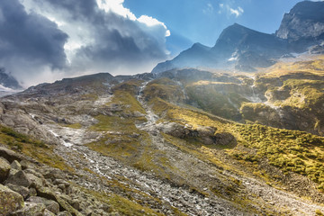 dunkle Wolken über einem Gletscher im Zillertal in Tirol