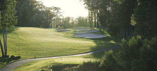 Foto auf Acrylglas Golf Golf-Fairway mit Hintergrundbeleuchtung von der Teebox aus gesehen