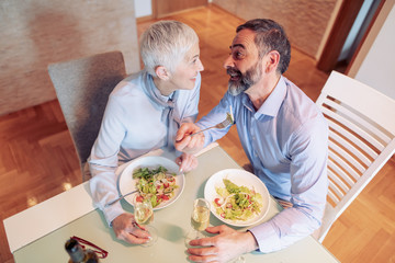 Fototapeta na wymiar Mature couple having lunch at home