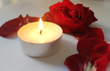 Kerze mit Rosenblättern