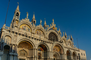 Naklejka premium Basilica di San Marco (Saint Mark's Cathedral) at sunrise in Venice, Veneto, Italy