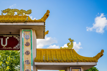 Détail du portail de la Pagode Phat Vuong Tu à Noyant-d'Allier