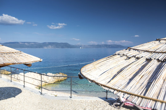 Kroatien, Istrien, Rabac, Sonnenschirme am Strand