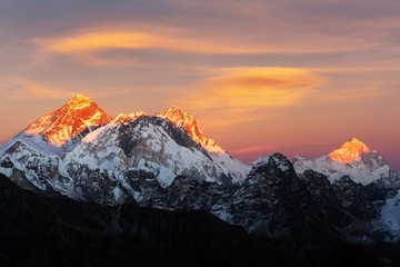Blick auf den Sonnenuntergang von Mount Everest, Lhotse und Makalu