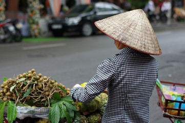 Femme vietnamienne coiffée d'un chapeau conique au marché
