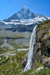 Obraz premium Beautiful waterfall with the Matterhorn in the background