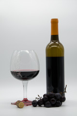 Obraz premium bottle of wine with grapes,glass and cork