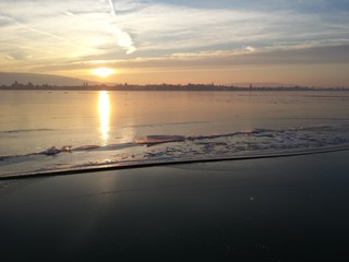 Sonnenuntergang auf gefrorenem Bodensee