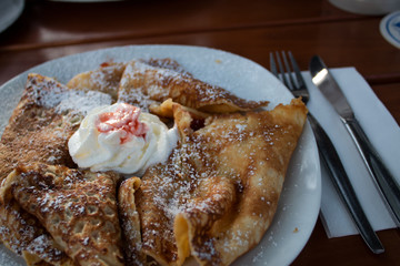 Pfannkuchen mit Sahnehaube und Puderzucker