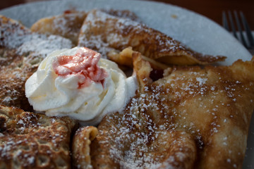 Pfannkuchen mit Sahnehaube und Puderzucker