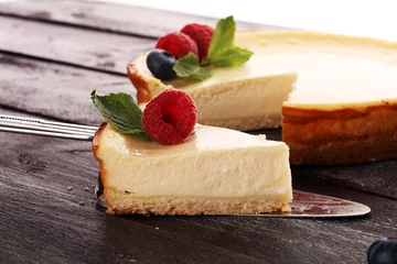 Fotobehang Zelfgemaakte cheesecake met verse frambozen en munt als toetje - gezonde biologische zomerdesserttaart cheesecake. Vanille Cheesecake © beats_