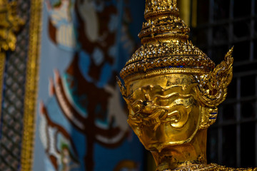 Fototapeta na wymiar golden Statue in Bangkok