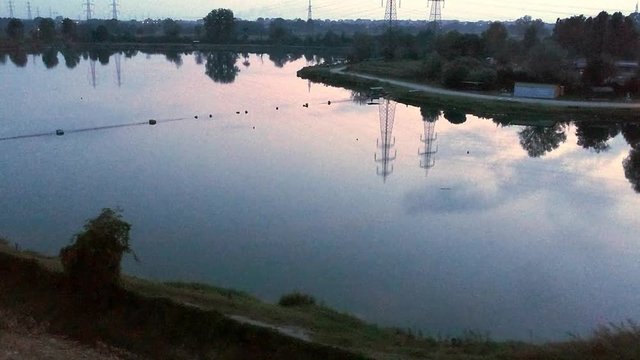 Drone in volo vicino al lago 3