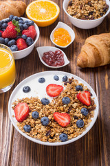 Granola yogurt and berries