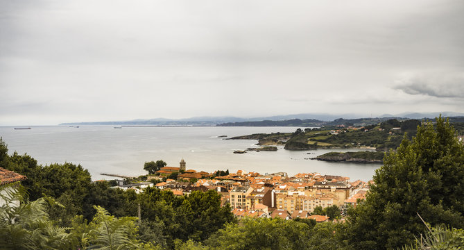 Vistas de Luanco en  Asturias, Espa&ntilde;a, pueblo mirando al mar en una panor&aacute;mica con el colorido de los tejados, del mar y la vegetaci&oacute;n, verano de 2018