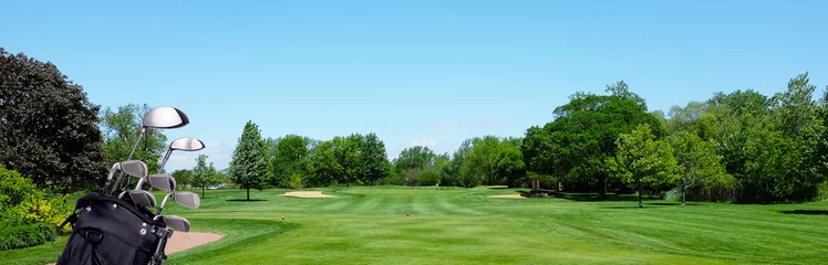 Cercles muraux Golf Bannière de golf : un sac de golf avec des clubs sur un tee-shirt par trois