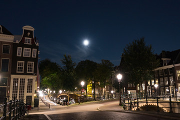 月とアムステルダムの夜の風景