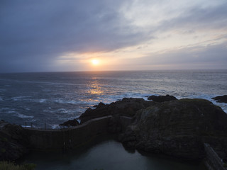 Puesta de sol en Tapia de Casariego, pueblo de  Asturias en España , verano de 2018