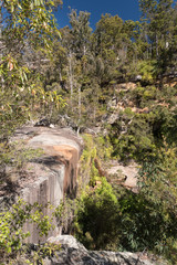 Obraz premium A vertical drop below the virtually dry waterfall at the top of Rainbow Waters (Gudda Gumoo) gorge in Blackdown Tableland National Park, Queensland, Australia.