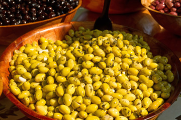Olivenangebot an einem Marktstand