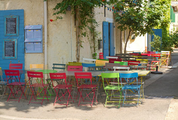 Fototapeta na wymiar Restaurant-Terrasse in der Provence