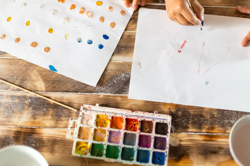 children draw and play