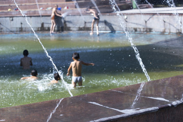 Children bathe in the pool of the city