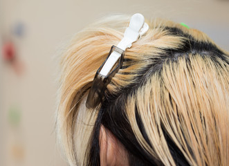 Obraz premium Zbliżenie makro strzał obraz fryzjerka fryzjer cięcia klienta kobieta włosy w salonie nożyczkami i grzebieniem, spojrzenie z tyłu tyłu