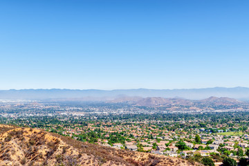 Obraz premium Morning sun over California suburbs with room for text in sky