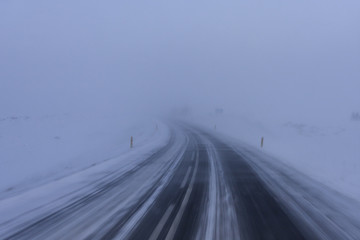 Conditions de conduite dangereuses / Extrême tempête de neige hivernale en Islande